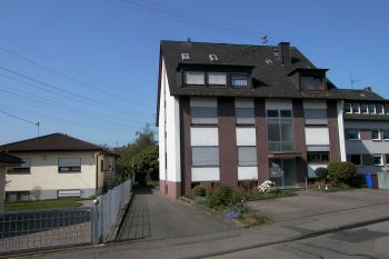 Hausansicht von vorn - die Parkpl�tze geh�ren zum Haus