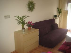 ein Schlafsofa mit Lattenrost und sehr guter Matratze